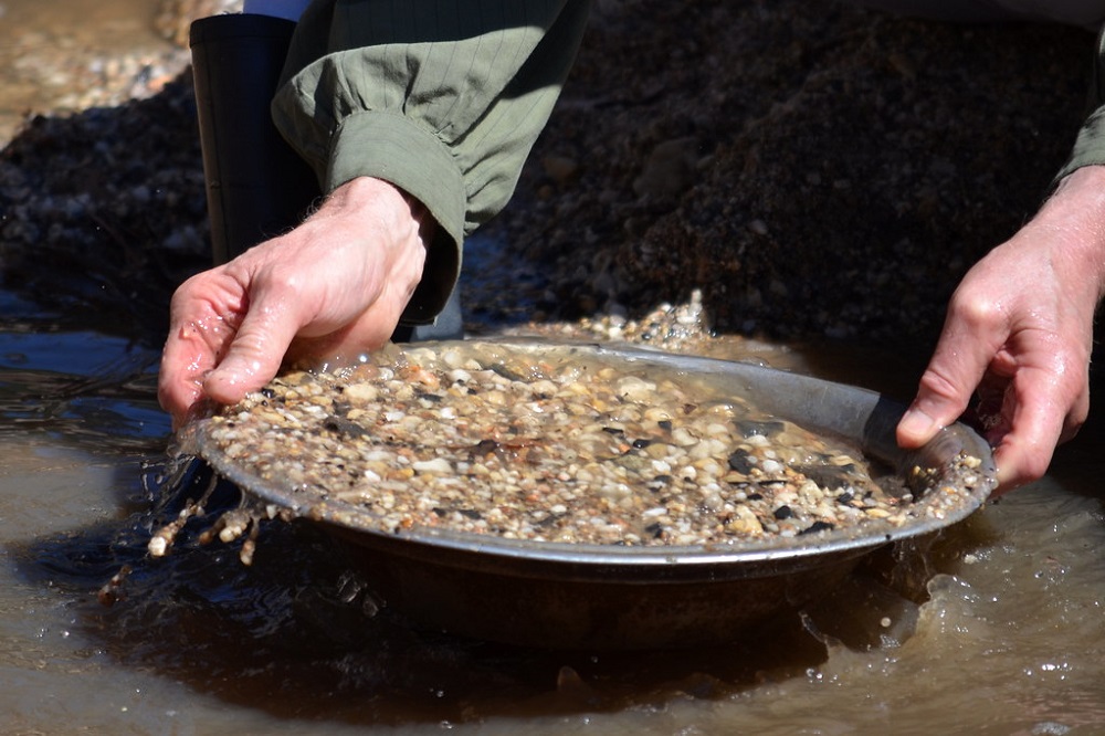 Snowdonia: Man guilty of panning for gold in Afon Wen - BBC News